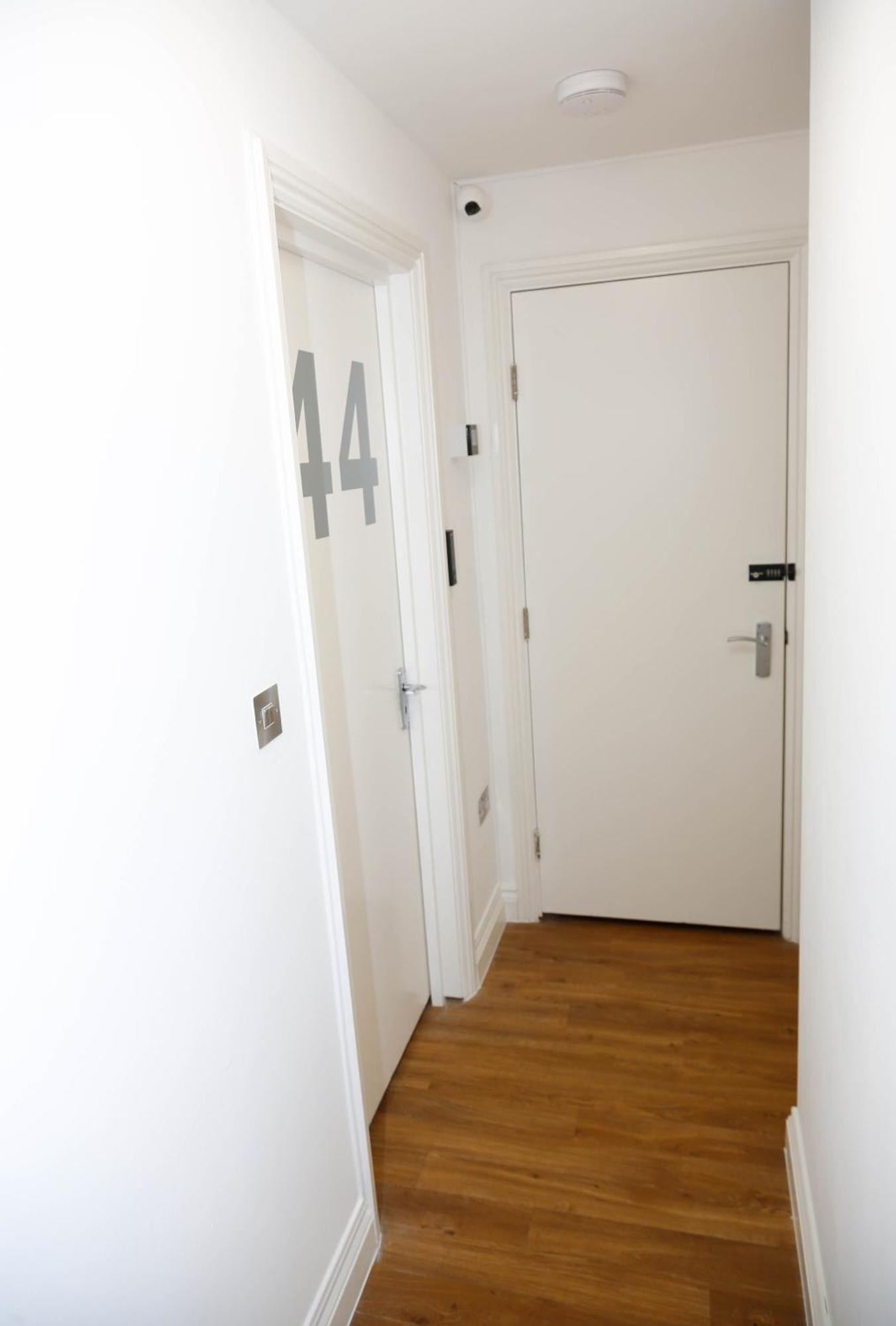 Alloggio in famiglia New Luxury In The Heart Of Next To Shops, Cafes, Bars & Metro With Shared Bathrooms Londra