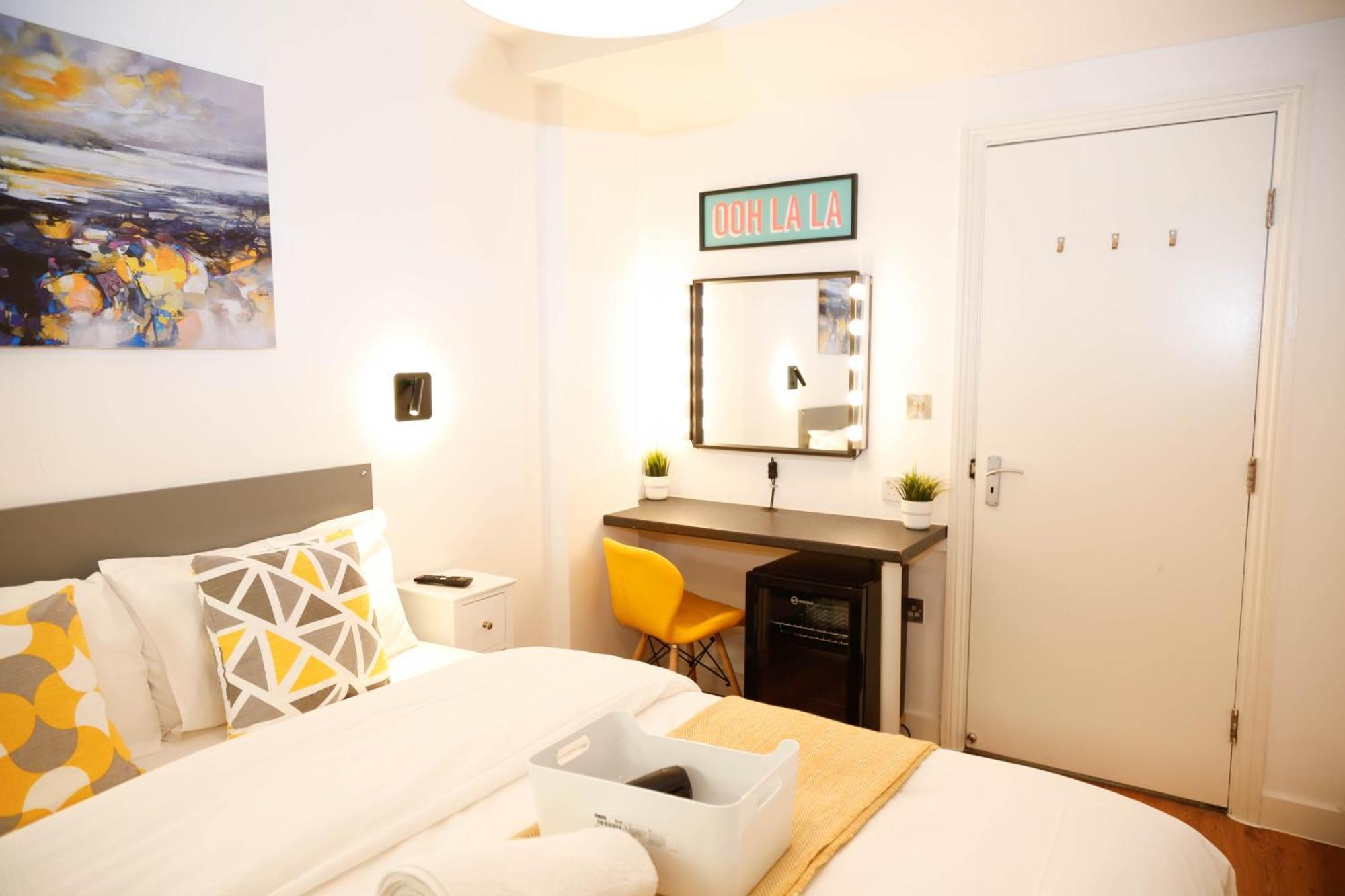 New Luxury In The Heart Of Next To Shops, Cafes, Bars & Metro With Shared Bathrooms Alloggio in famiglia Londra