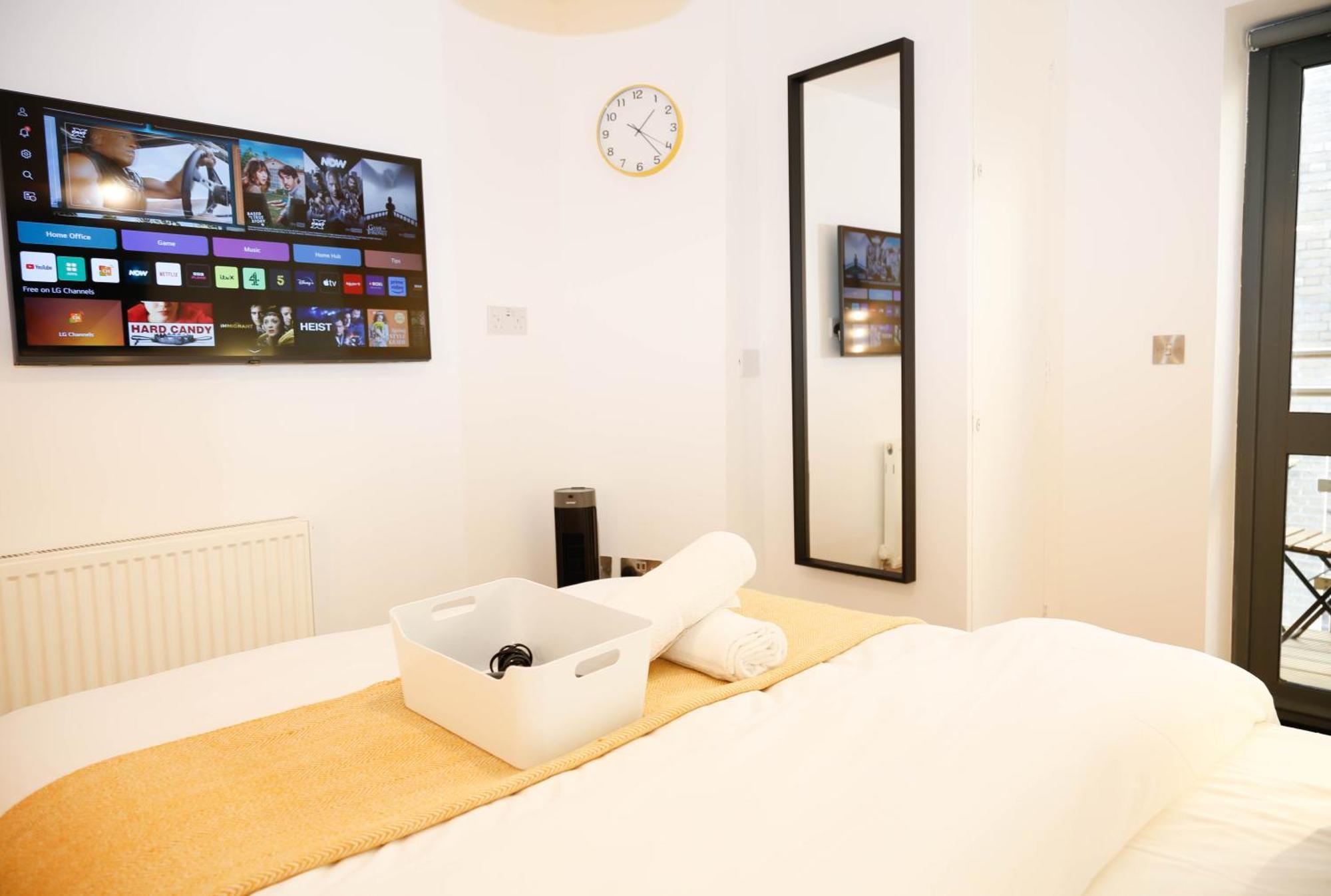 New Luxury In The Heart Of Next To Shops, Cafes, Bars & Metro With Shared Bathrooms Londra