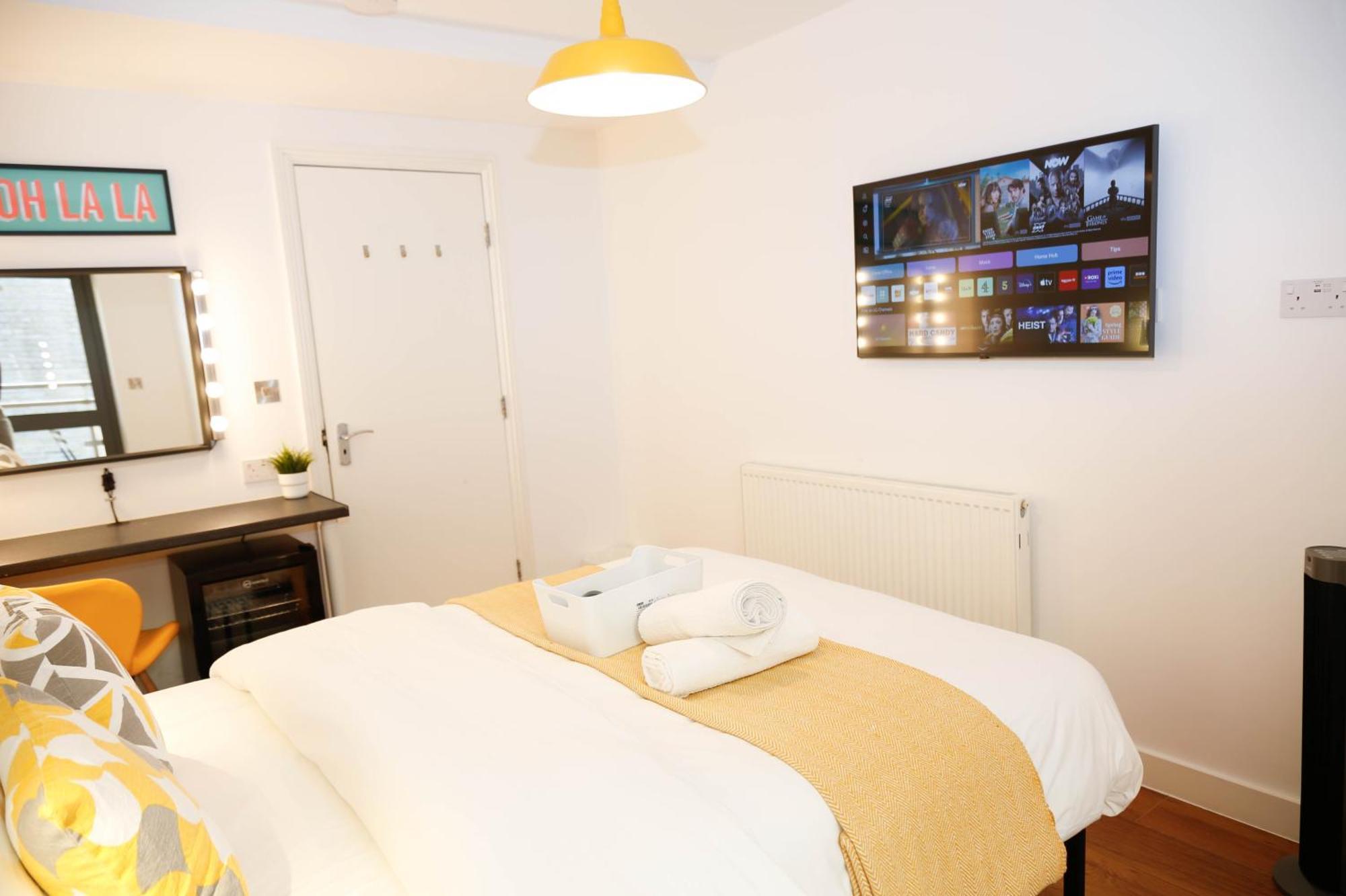 Alloggio in famiglia New Luxury In The Heart Of Next To Shops, Cafes, Bars & Metro With Shared Bathrooms