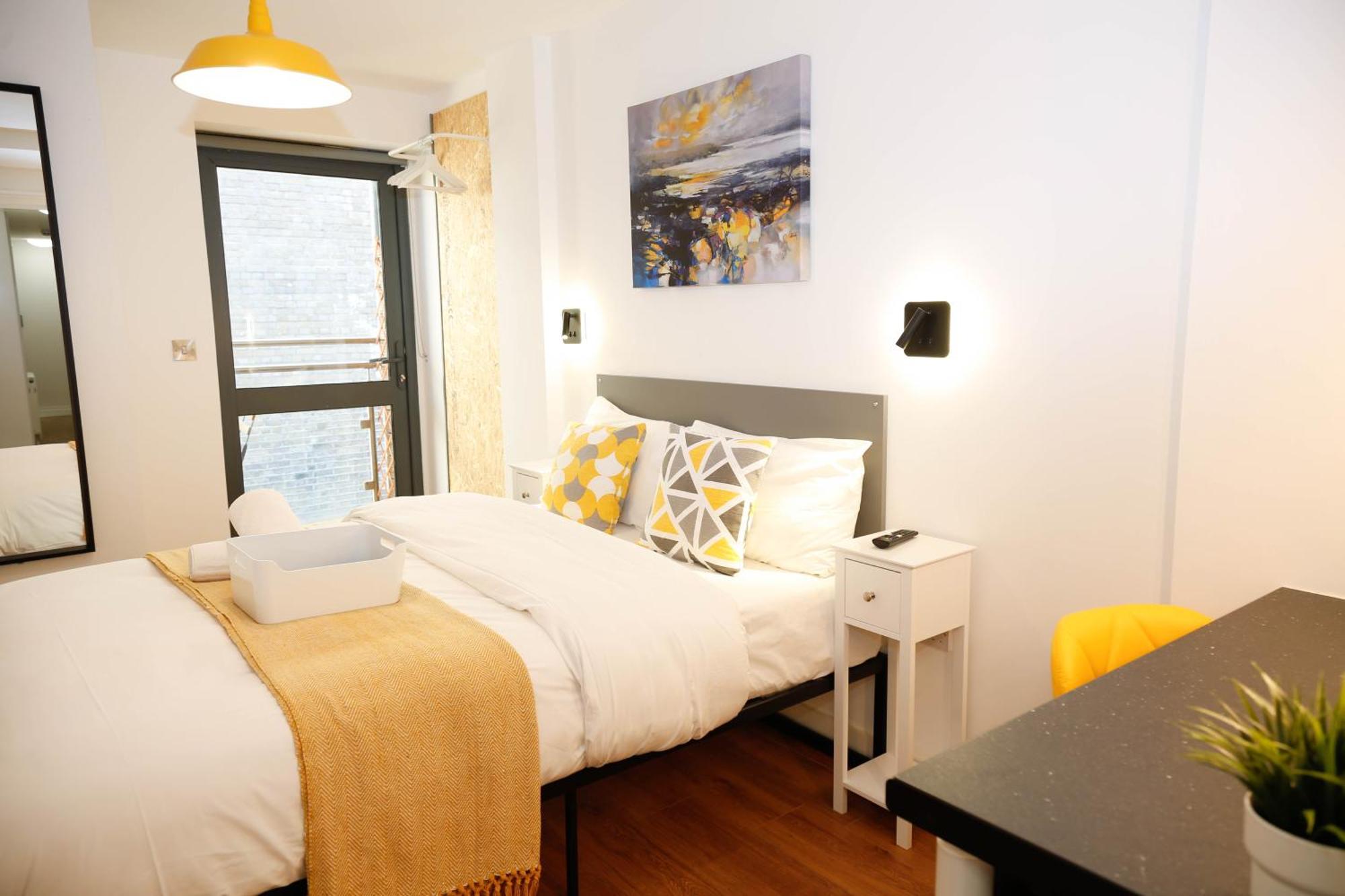 New Luxury In The Heart Of Next To Shops, Cafes, Bars & Metro With Shared Bathrooms Alloggio in famiglia *