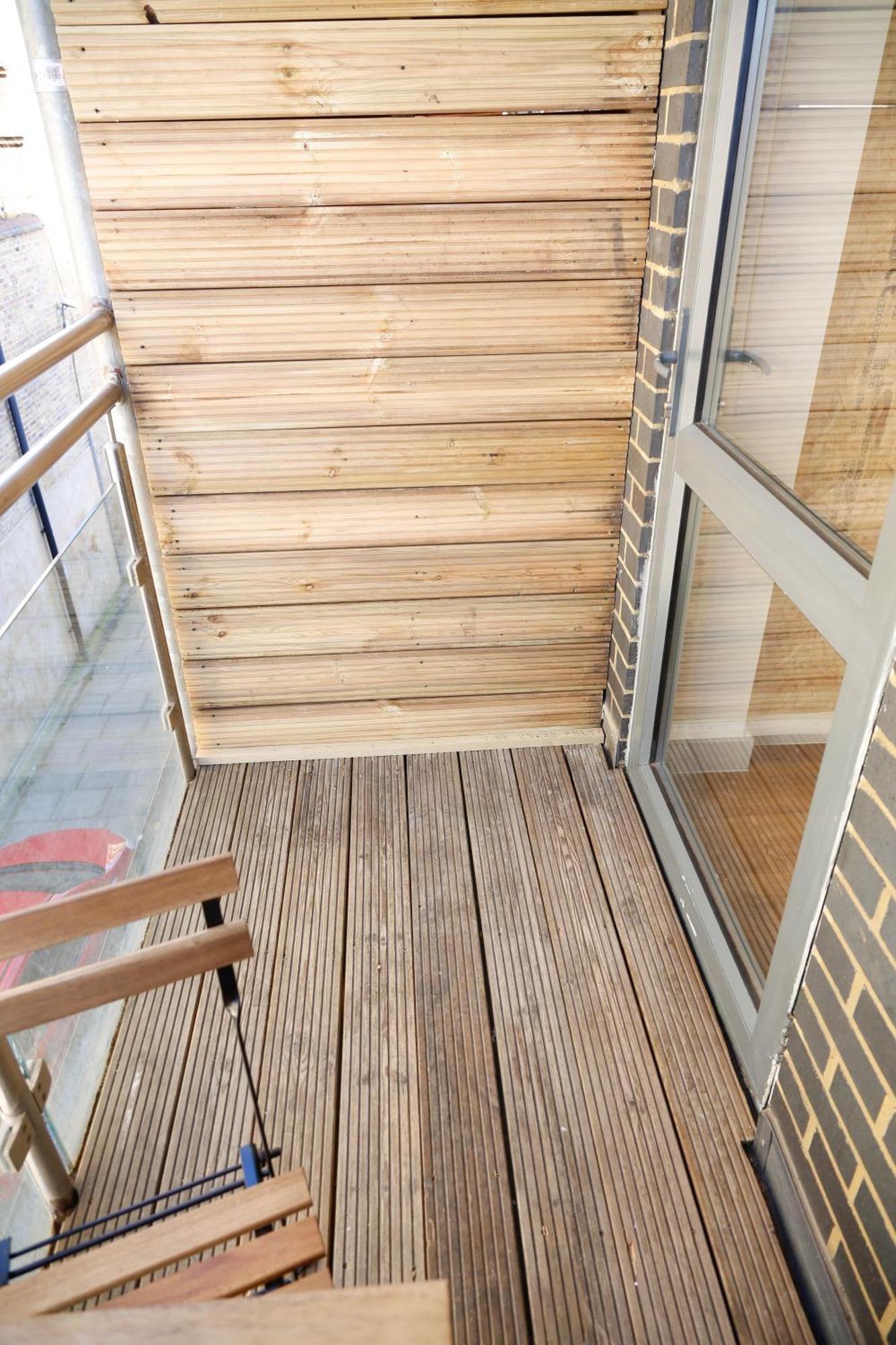 Alloggio in famiglia New Luxury In The Heart Of Next To Shops, Cafes, Bars & Metro With Shared Bathrooms *