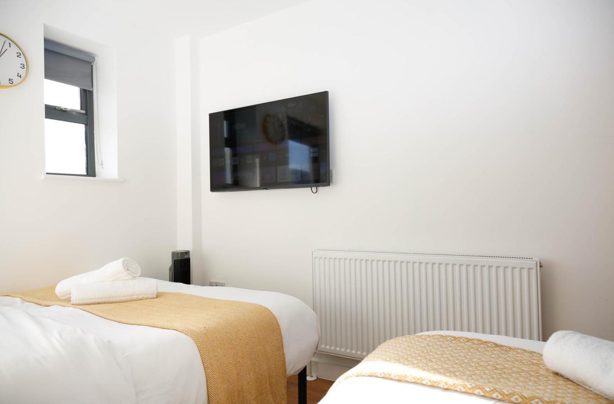 New Luxury In The Heart Of Next To Shops, Cafes, Bars & Metro With Shared Bathrooms Alloggio in famiglia *