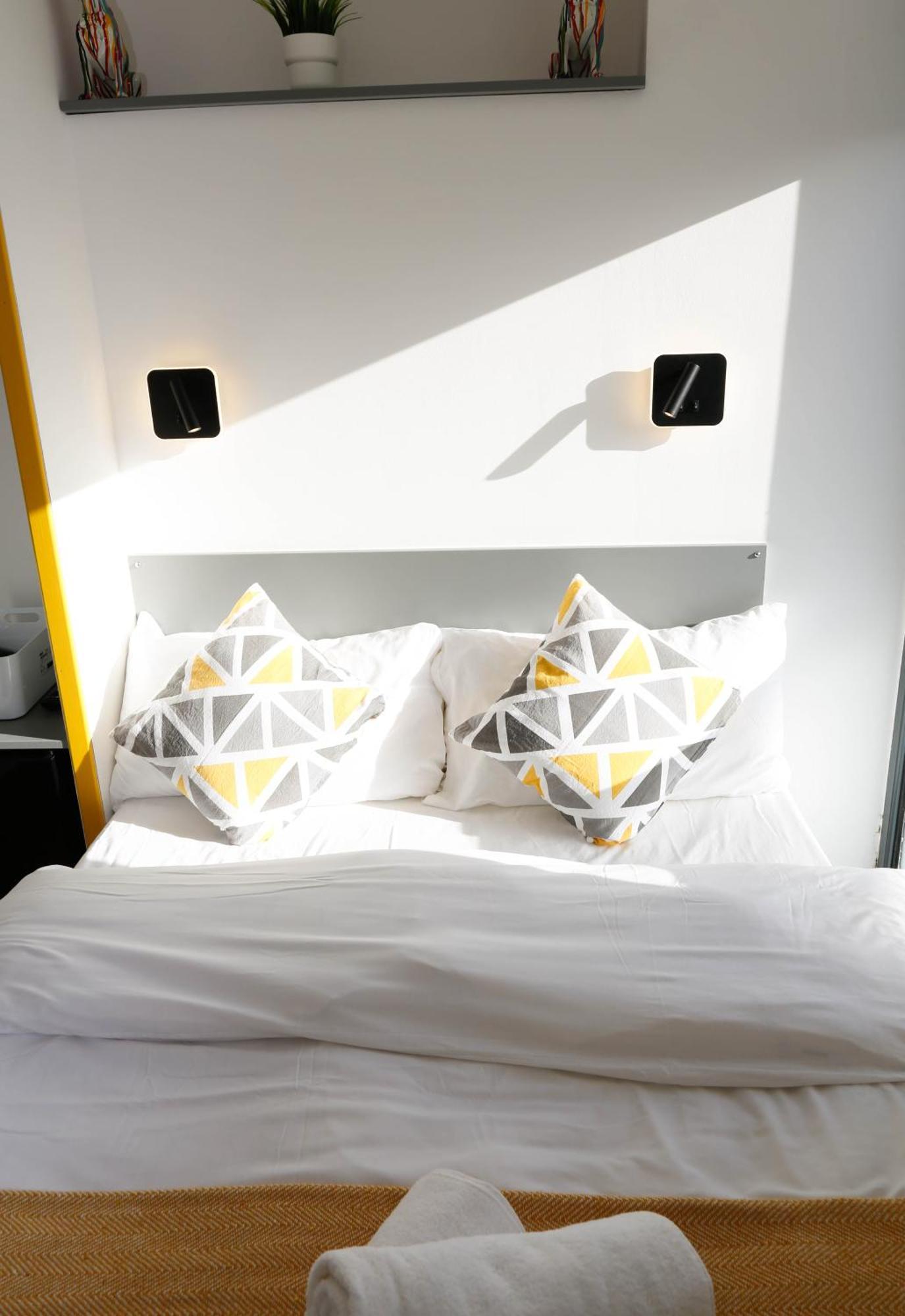 Alloggio in famiglia New Luxury In The Heart Of Next To Shops, Cafes, Bars & Metro With Shared Bathrooms Londra