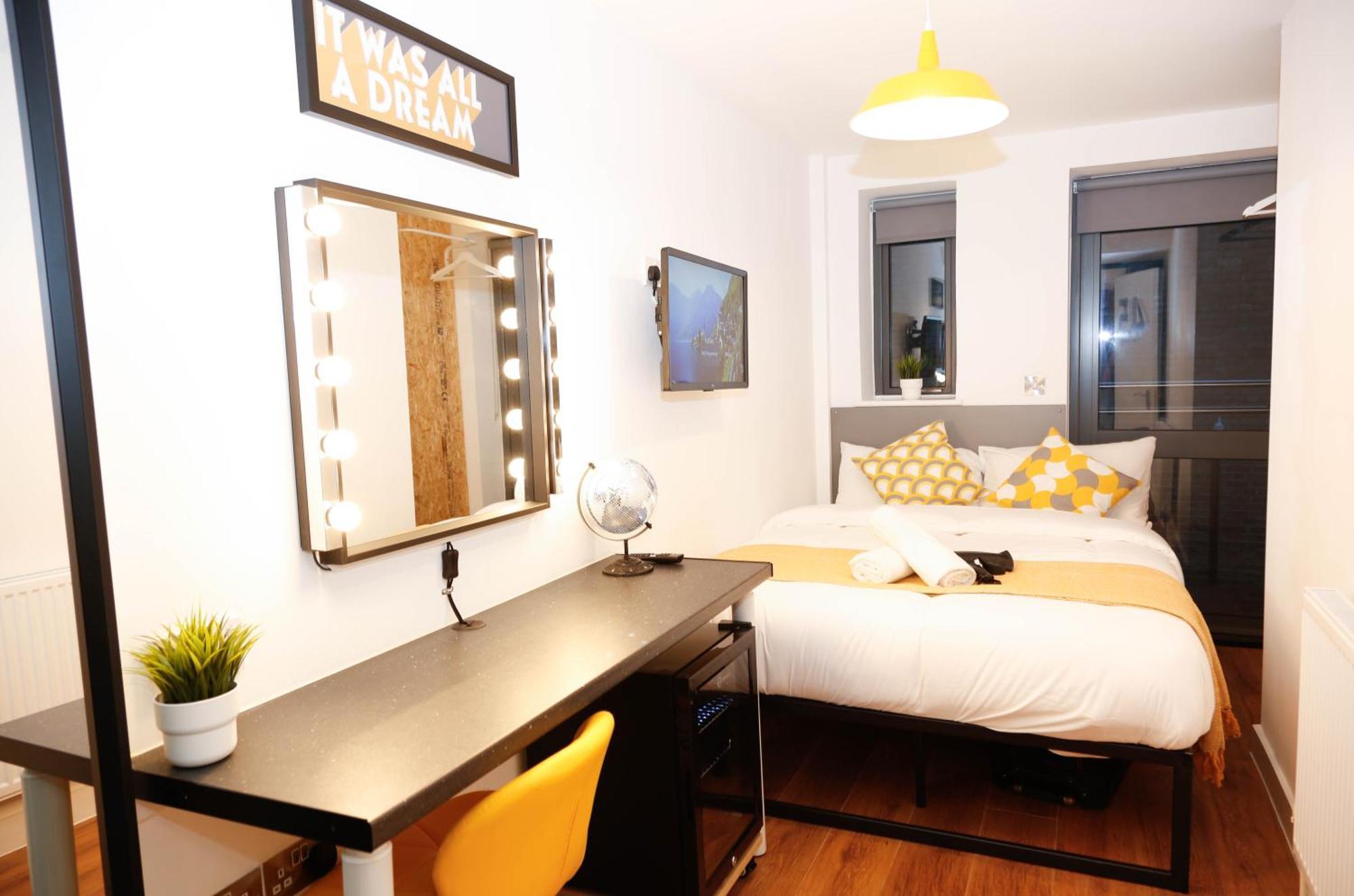 New Luxury In The Heart Of Next To Shops, Cafes, Bars & Metro With Shared Bathrooms * Londra