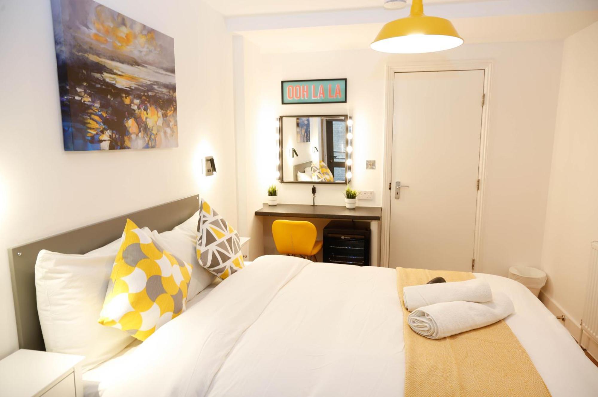New Luxury In The Heart Of Next To Shops, Cafes, Bars & Metro With Shared Bathrooms Londra