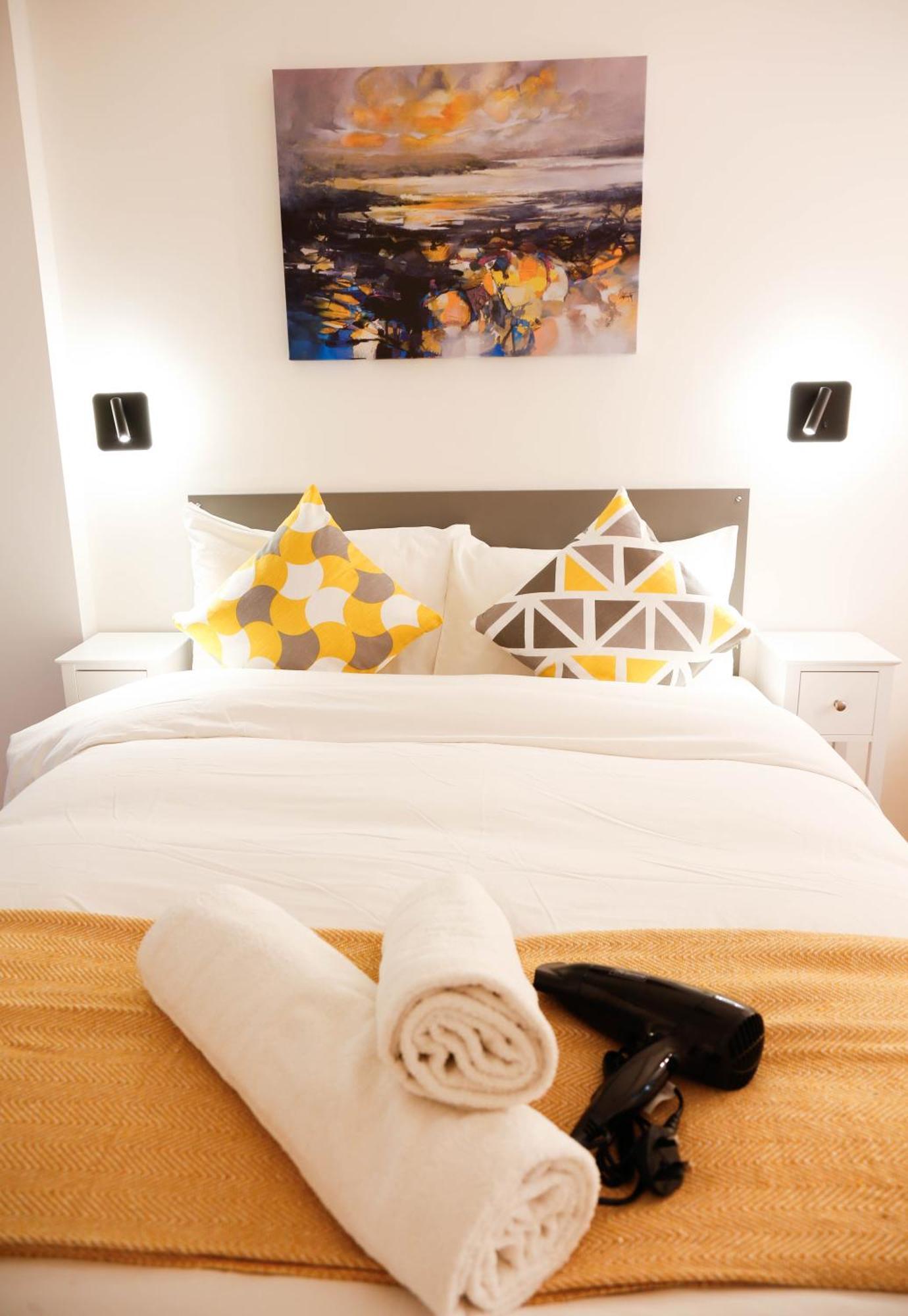 New Luxury In The Heart Of Next To Shops, Cafes, Bars & Metro With Shared Bathrooms Alloggio in famiglia *