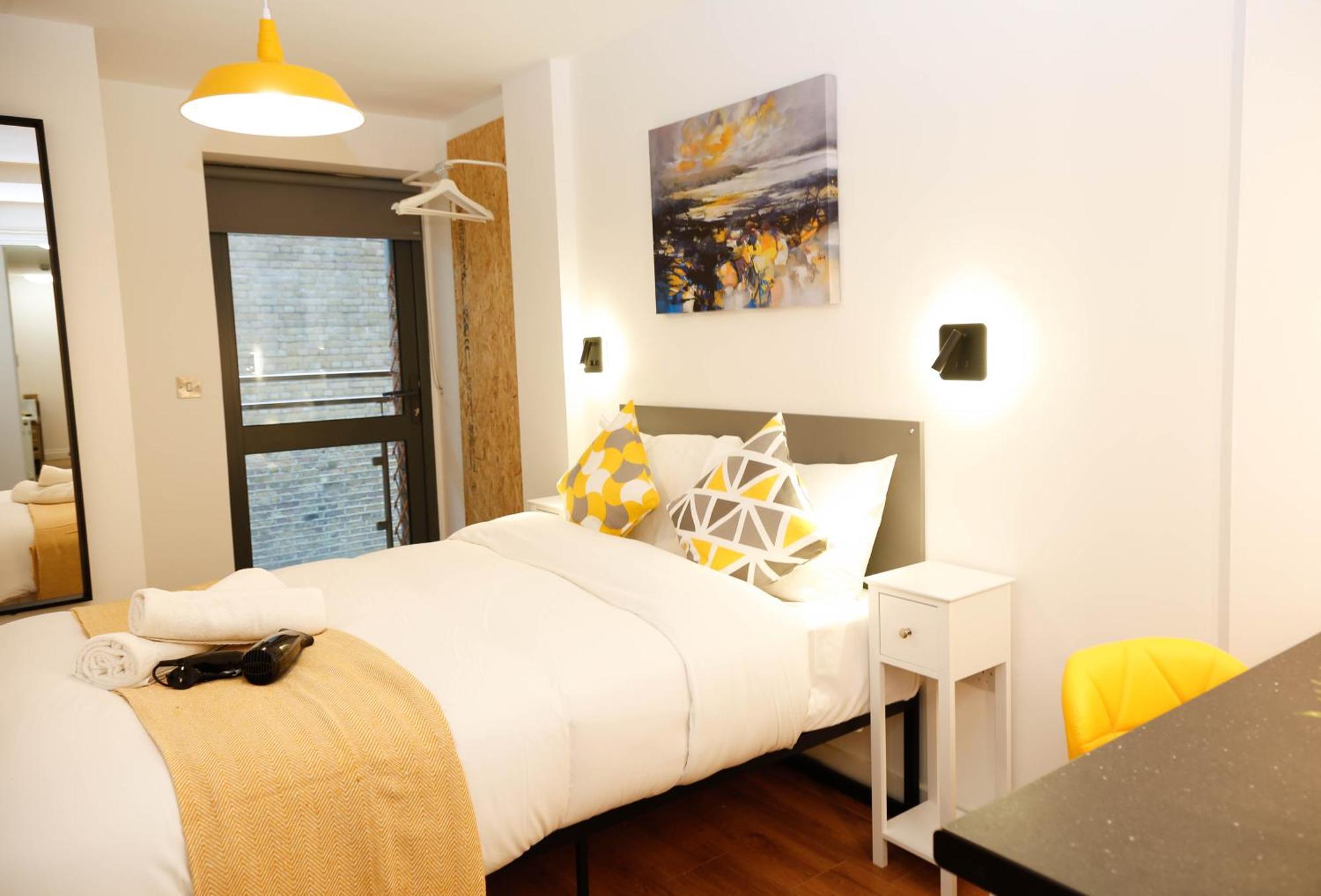 Alloggio in famiglia New Luxury In The Heart Of Next To Shops, Cafes, Bars & Metro With Shared Bathrooms Londra