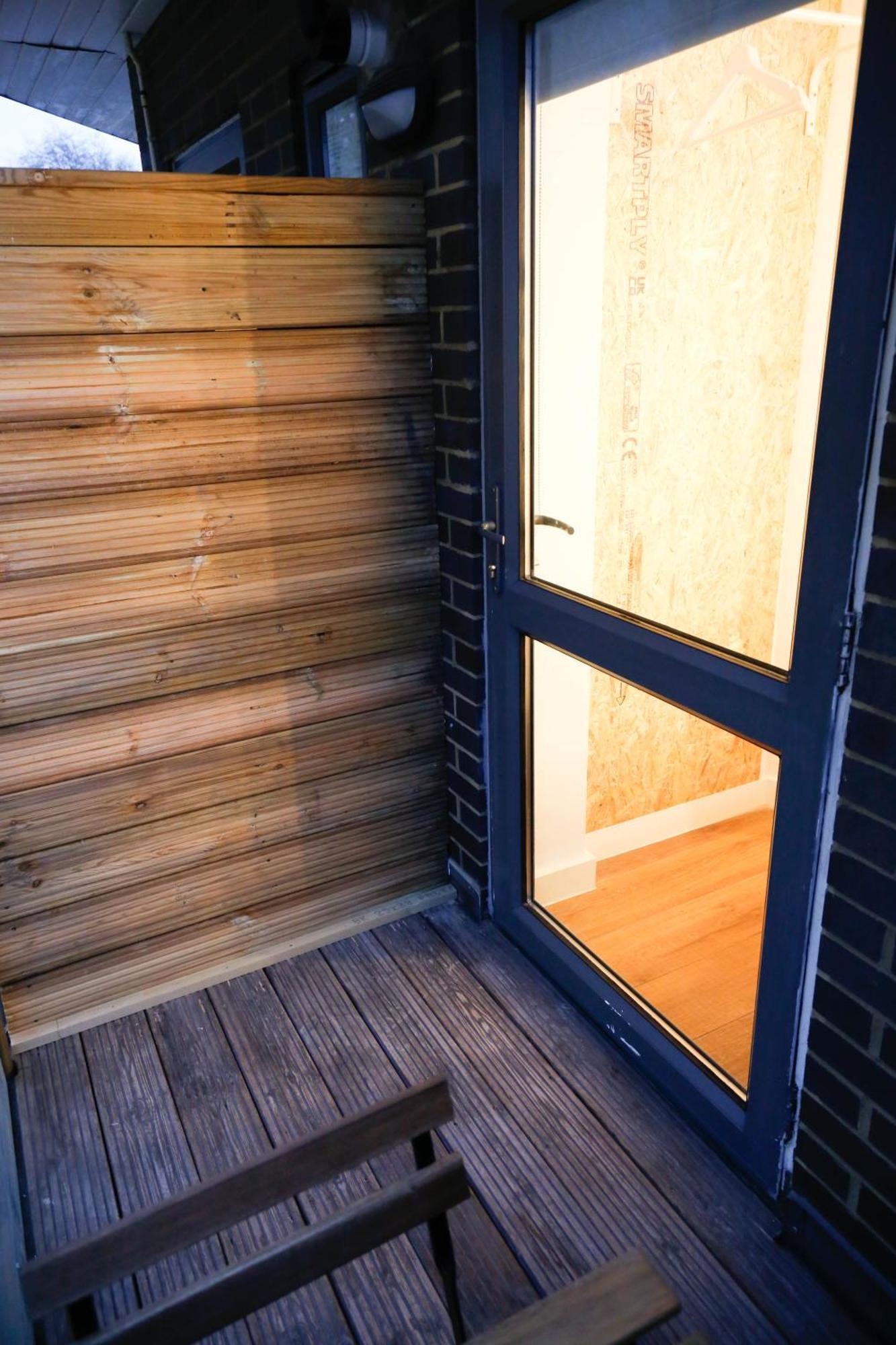 New Luxury In The Heart Of Next To Shops, Cafes, Bars & Metro With Shared Bathrooms * Londra