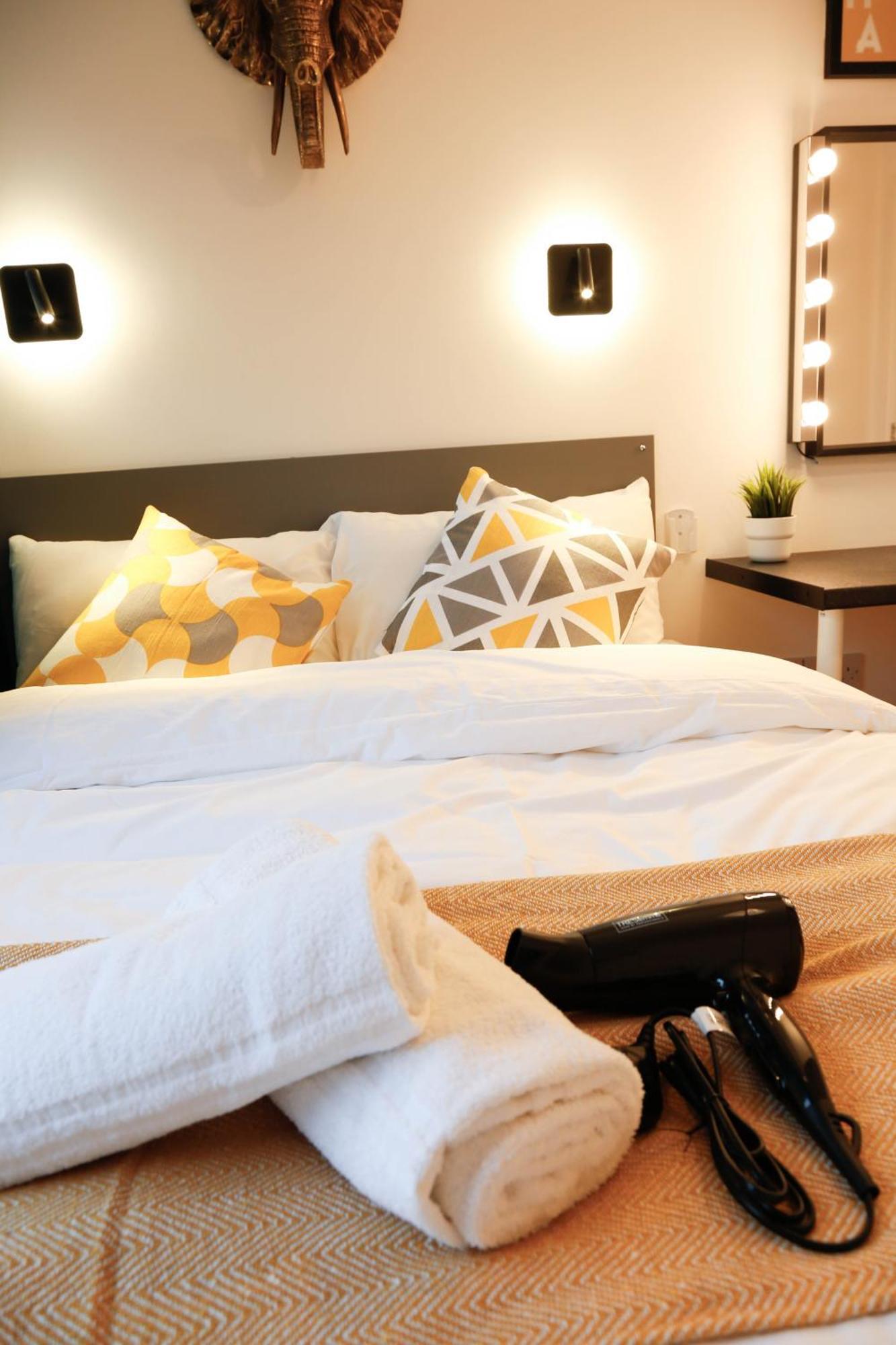 New Luxury In The Heart Of Next To Shops, Cafes, Bars & Metro With Shared Bathrooms Alloggio in famiglia Londra