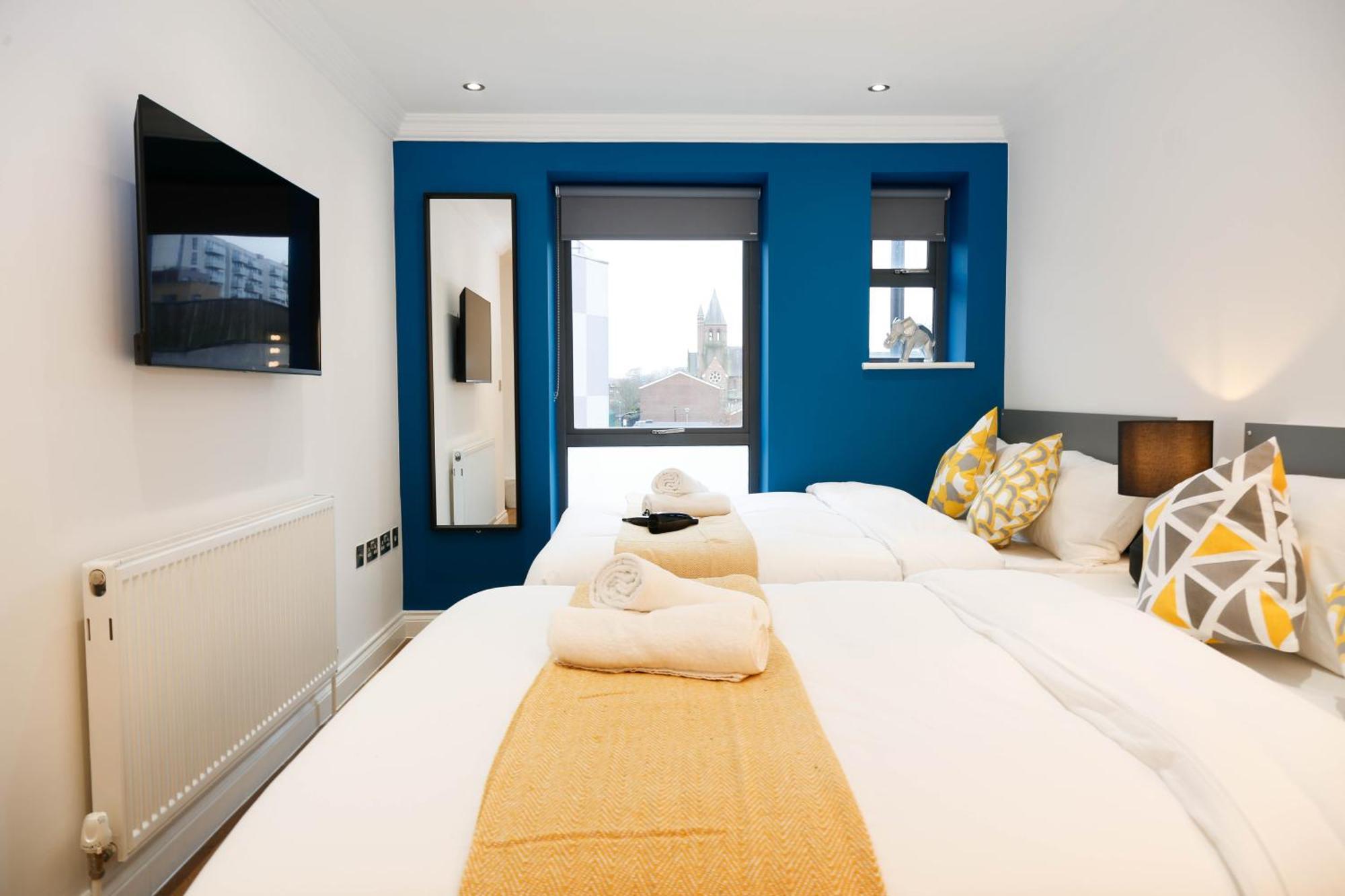 New Luxury In The Heart Of Next To Shops, Cafes, Bars & Metro With Shared Bathrooms Alloggio in famiglia