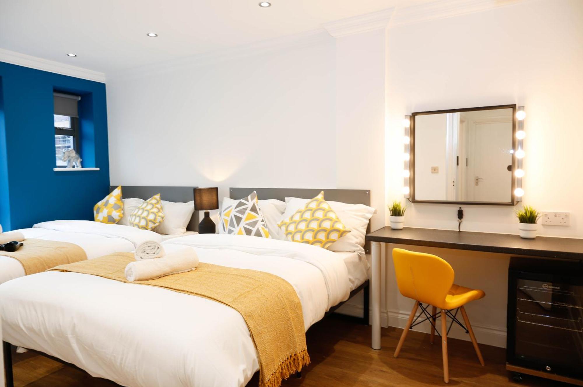 Alloggio in famiglia New Luxury In The Heart Of Next To Shops, Cafes, Bars & Metro With Shared Bathrooms *