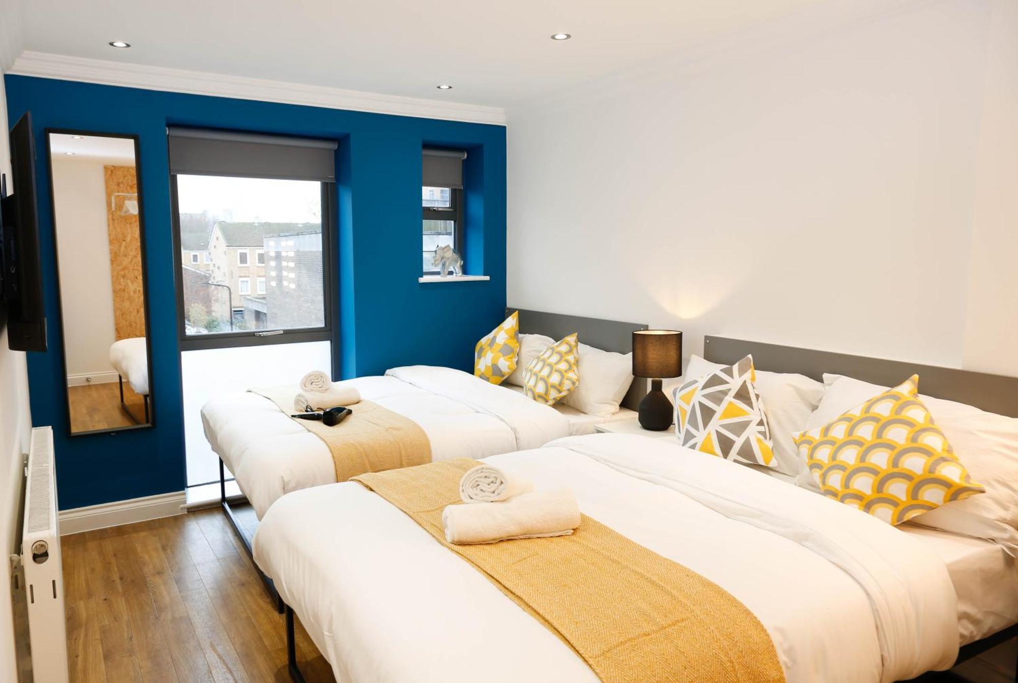 New Luxury In The Heart Of Next To Shops, Cafes, Bars & Metro With Shared Bathrooms * Londra