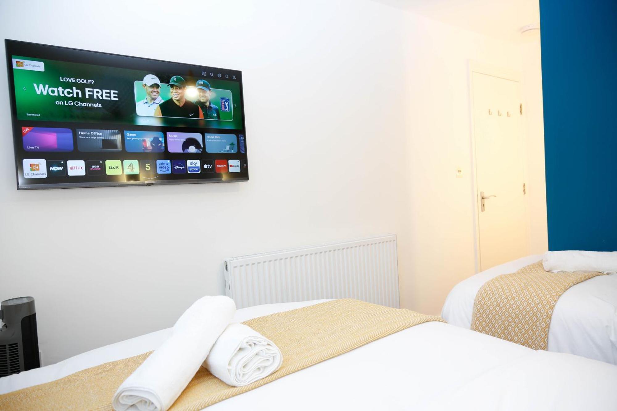 New Luxury In The Heart Of Next To Shops, Cafes, Bars & Metro With Shared Bathrooms Alloggio in famiglia *