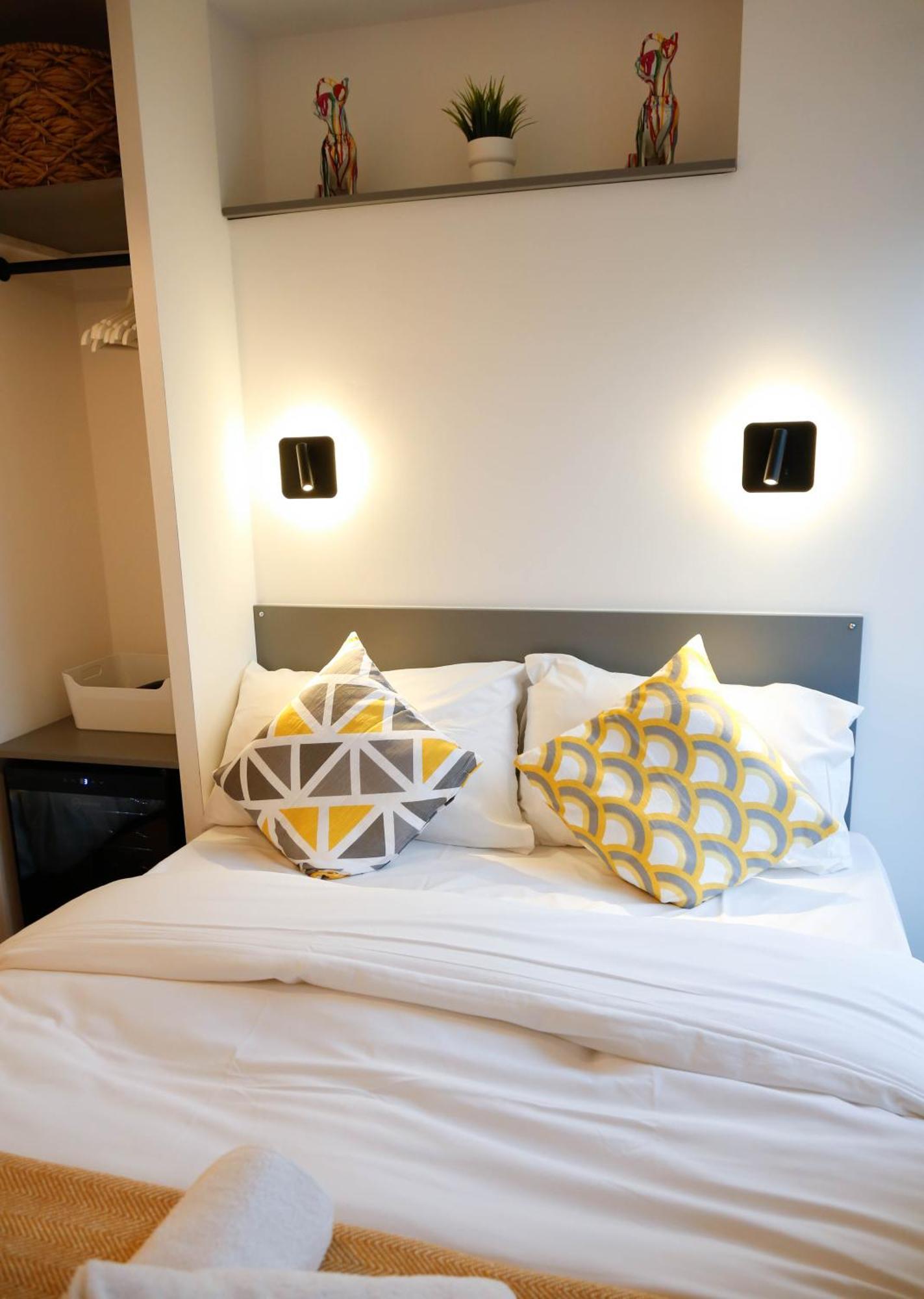 Alloggio in famiglia New Luxury In The Heart Of Next To Shops, Cafes, Bars & Metro With Shared Bathrooms Londra