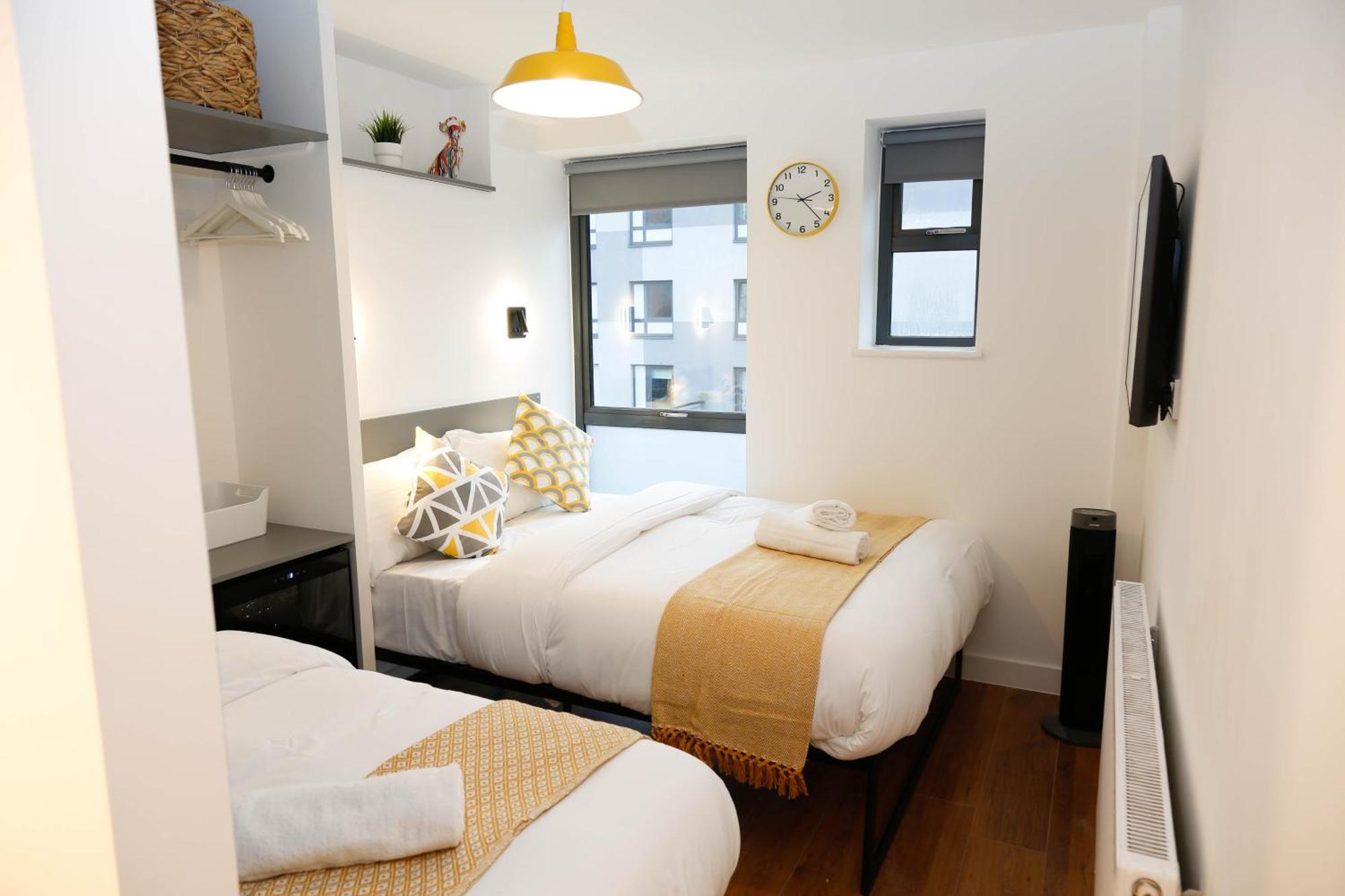 Alloggio in famiglia New Luxury In The Heart Of Next To Shops, Cafes, Bars & Metro With Shared Bathrooms