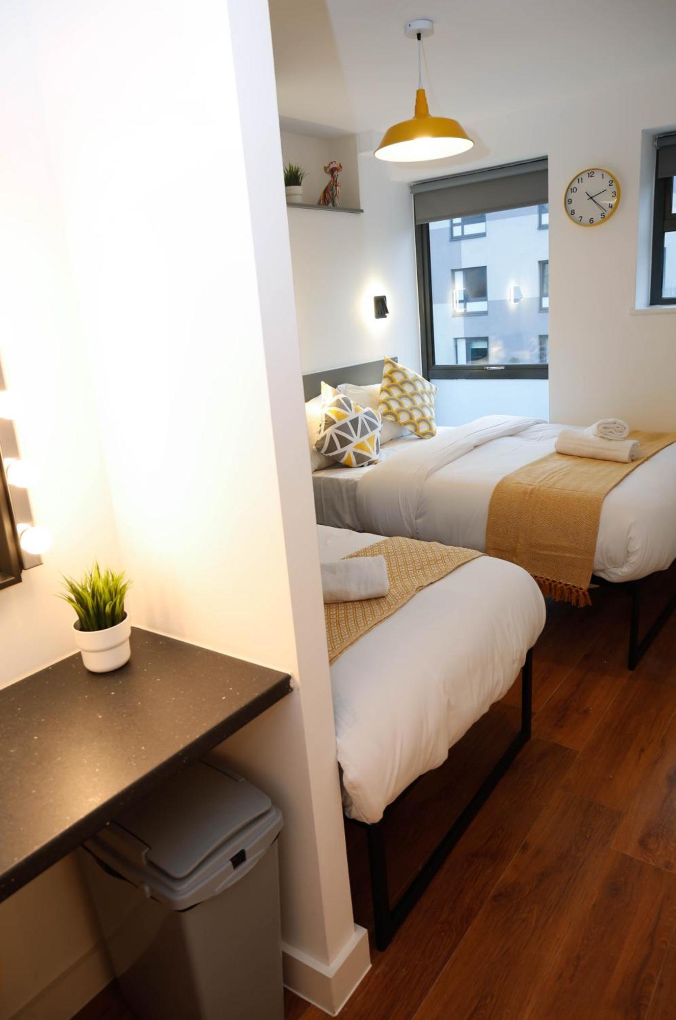 New Luxury In The Heart Of Next To Shops, Cafes, Bars & Metro With Shared Bathrooms Alloggio in famiglia Londra