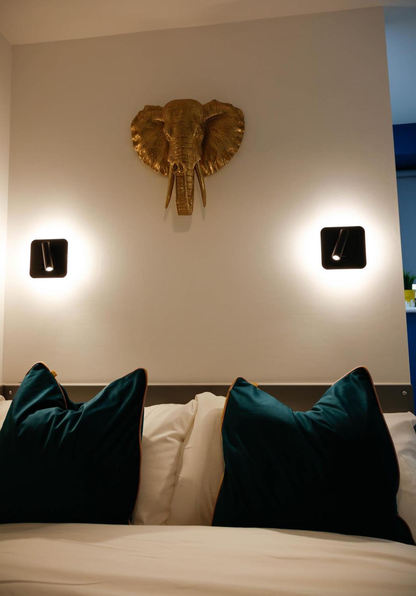 Alloggio in famiglia New Luxury In The Heart Of Next To Shops, Cafes, Bars & Metro With Shared Bathrooms