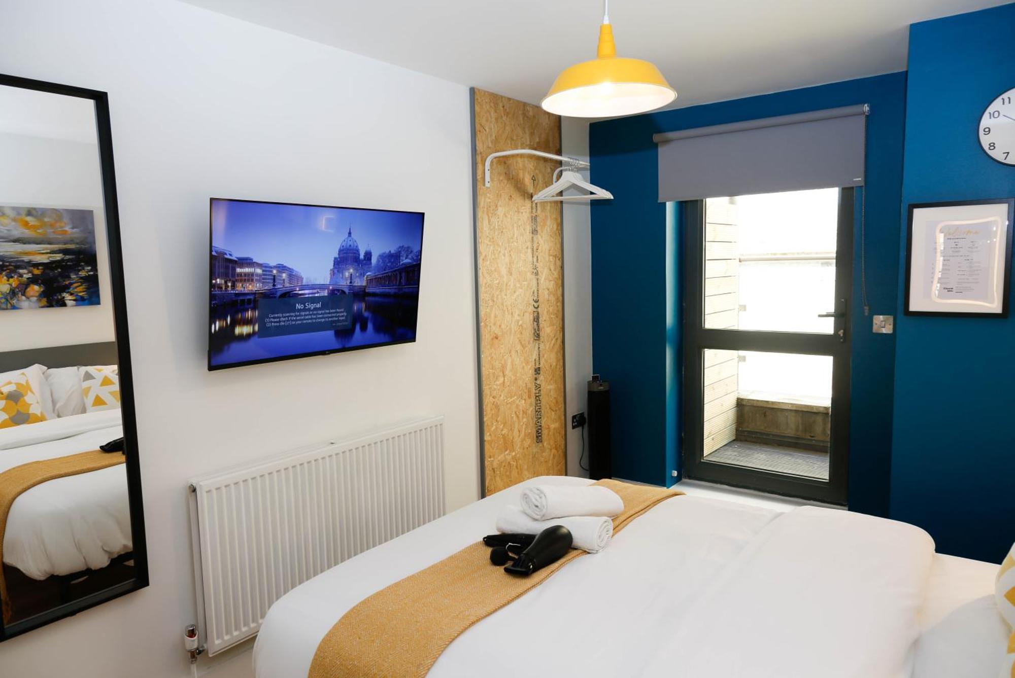 New Luxury In The Heart Of Next To Shops, Cafes, Bars & Metro With Shared Bathrooms * Londra