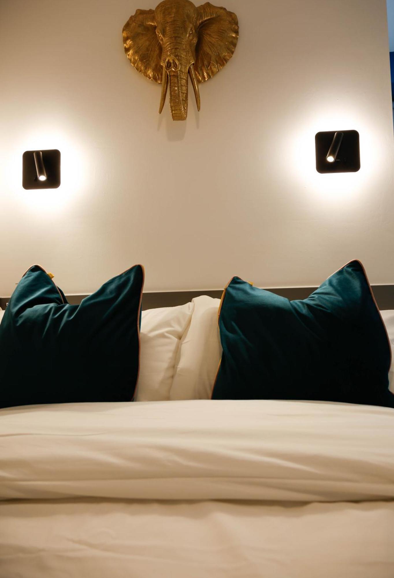 New Luxury In The Heart Of Next To Shops, Cafes, Bars & Metro With Shared Bathrooms Alloggio in famiglia