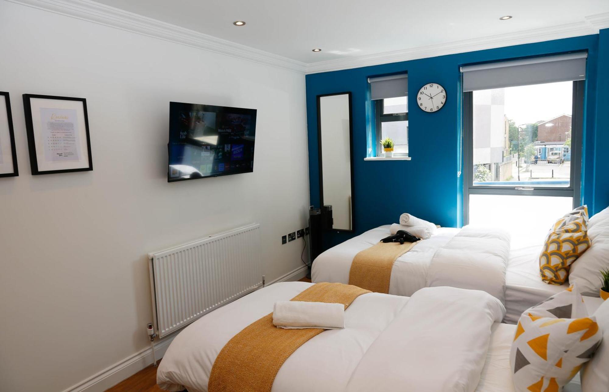 New Luxury In The Heart Of Next To Shops, Cafes, Bars & Metro With Shared Bathrooms Londra