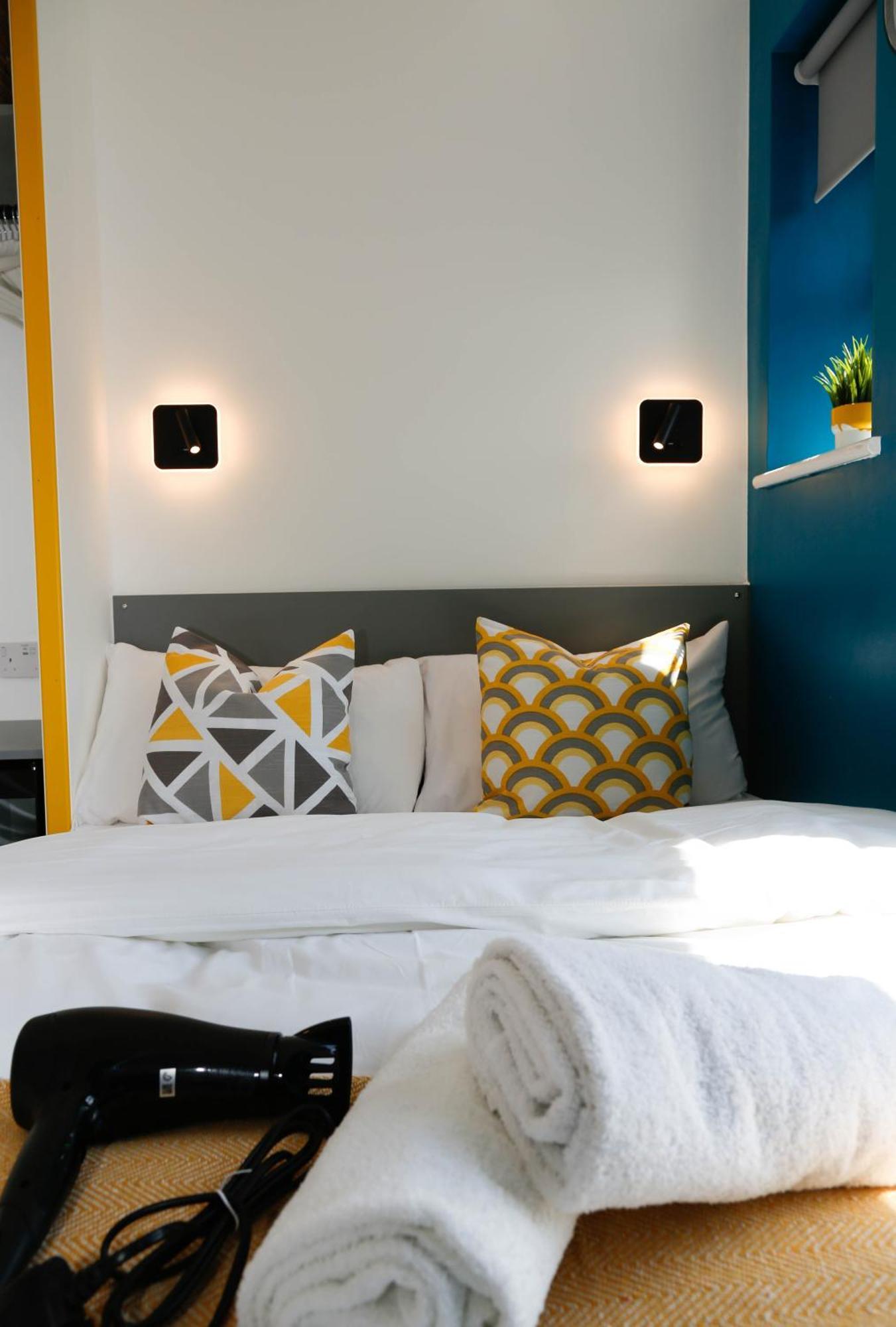New Luxury In The Heart Of Next To Shops, Cafes, Bars & Metro With Shared Bathrooms Alloggio in famiglia *
