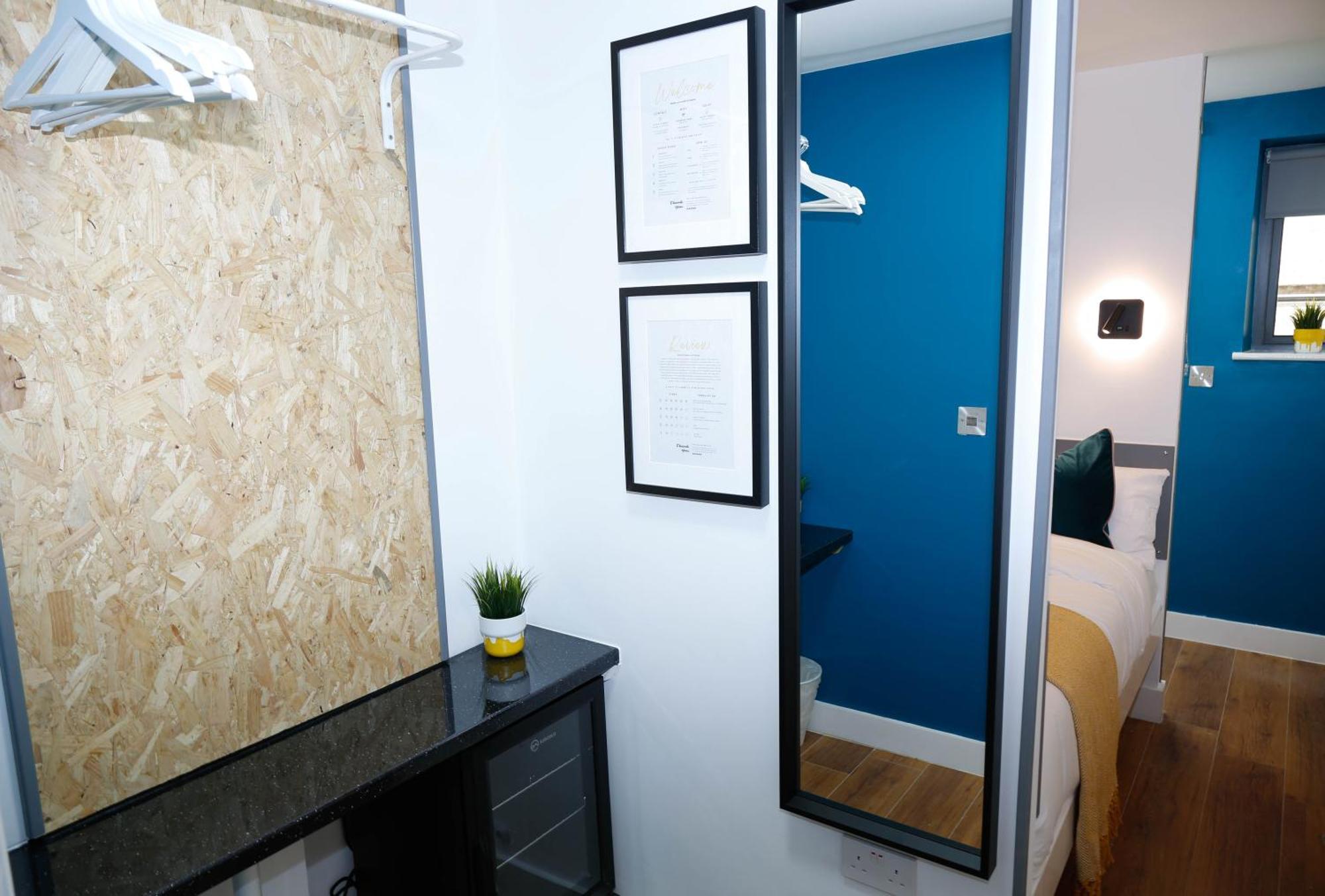 Alloggio in famiglia New Luxury In The Heart Of Next To Shops, Cafes, Bars & Metro With Shared Bathrooms Londra
