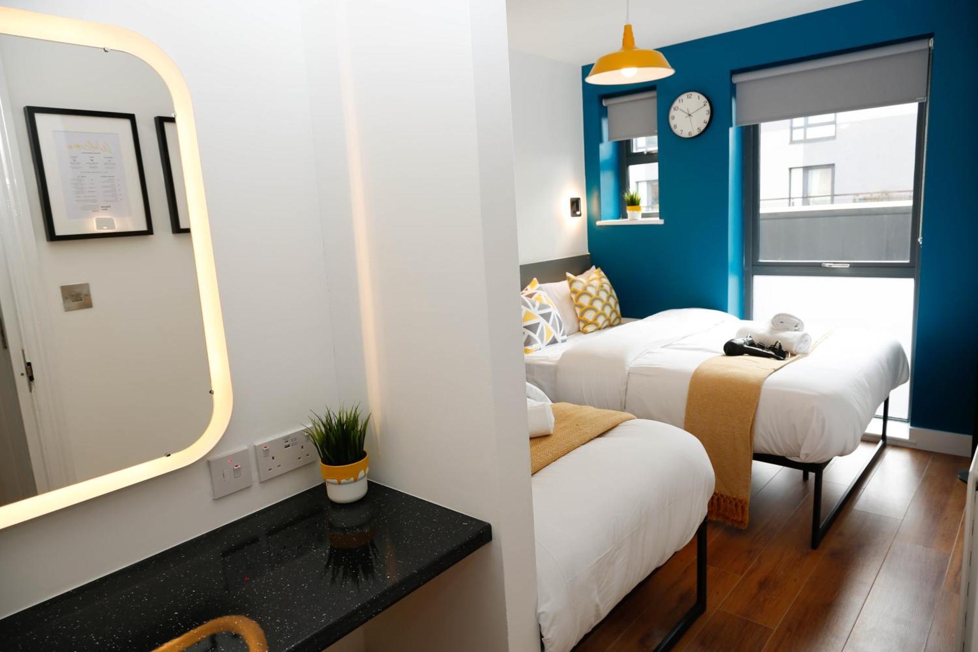 New Luxury In The Heart Of Next To Shops, Cafes, Bars & Metro With Shared Bathrooms Londra