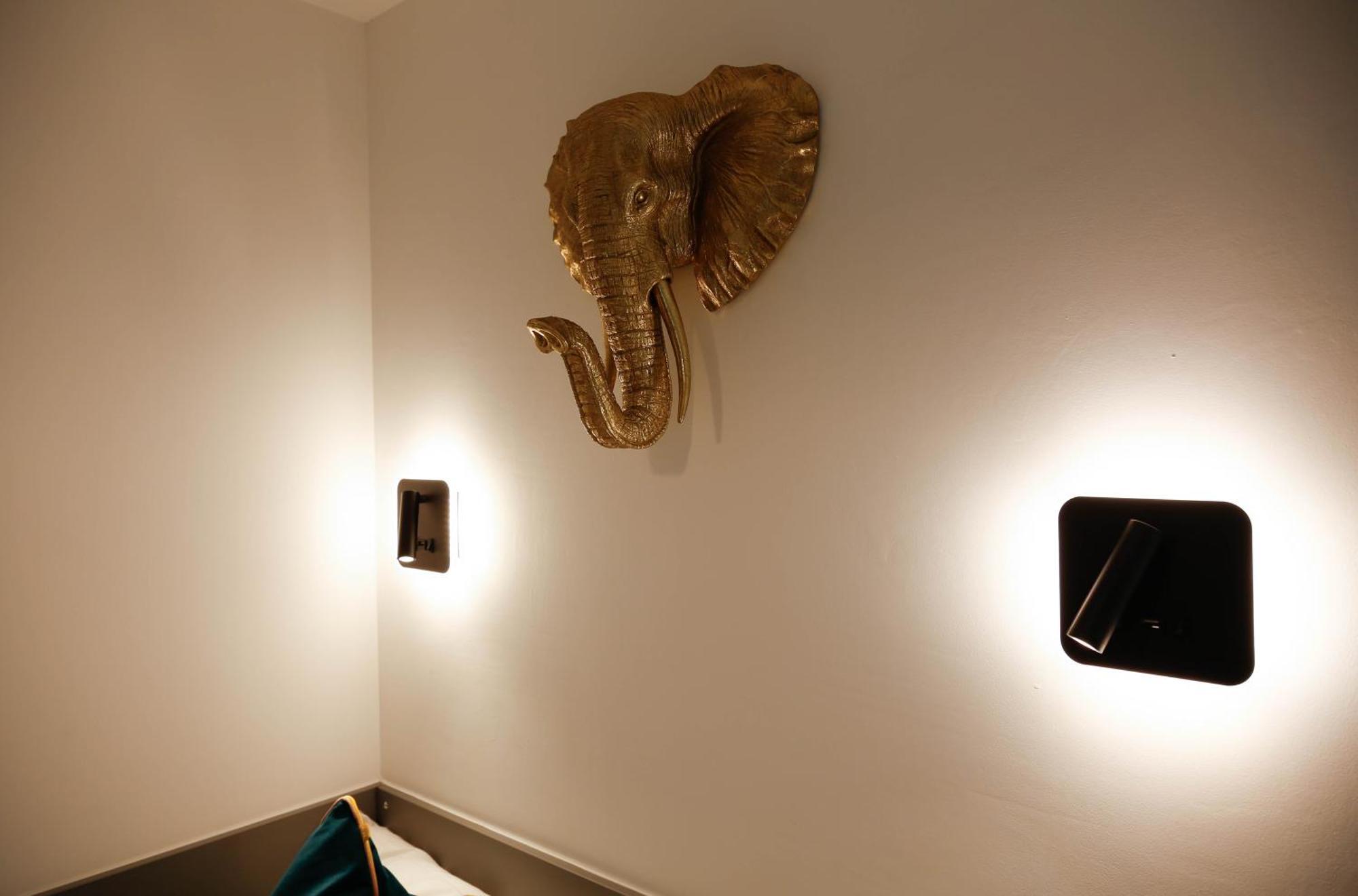 New Luxury In The Heart Of Next To Shops, Cafes, Bars & Metro With Shared Bathrooms * Londra