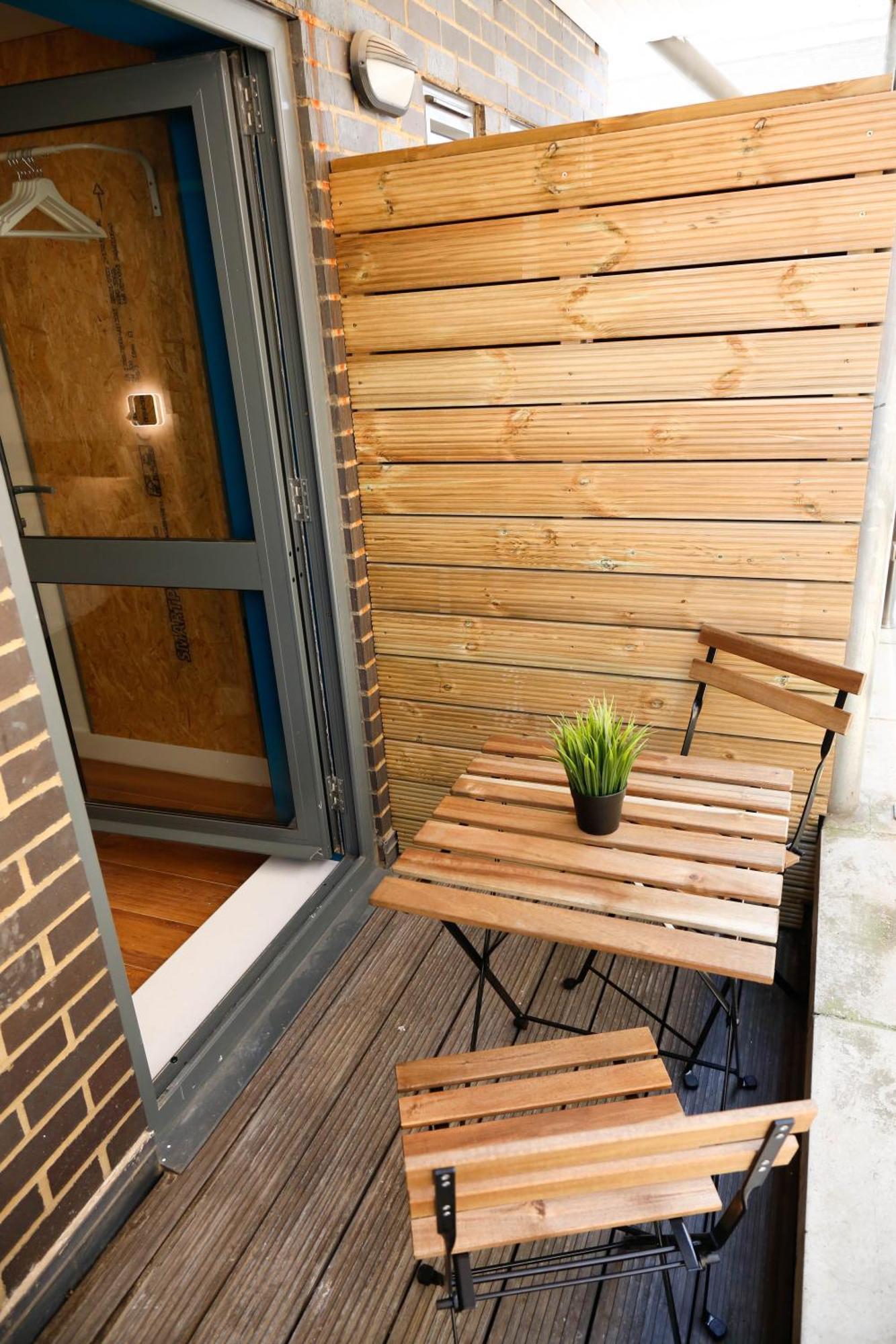 Alloggio in famiglia New Luxury In The Heart Of Next To Shops, Cafes, Bars & Metro With Shared Bathrooms Londra