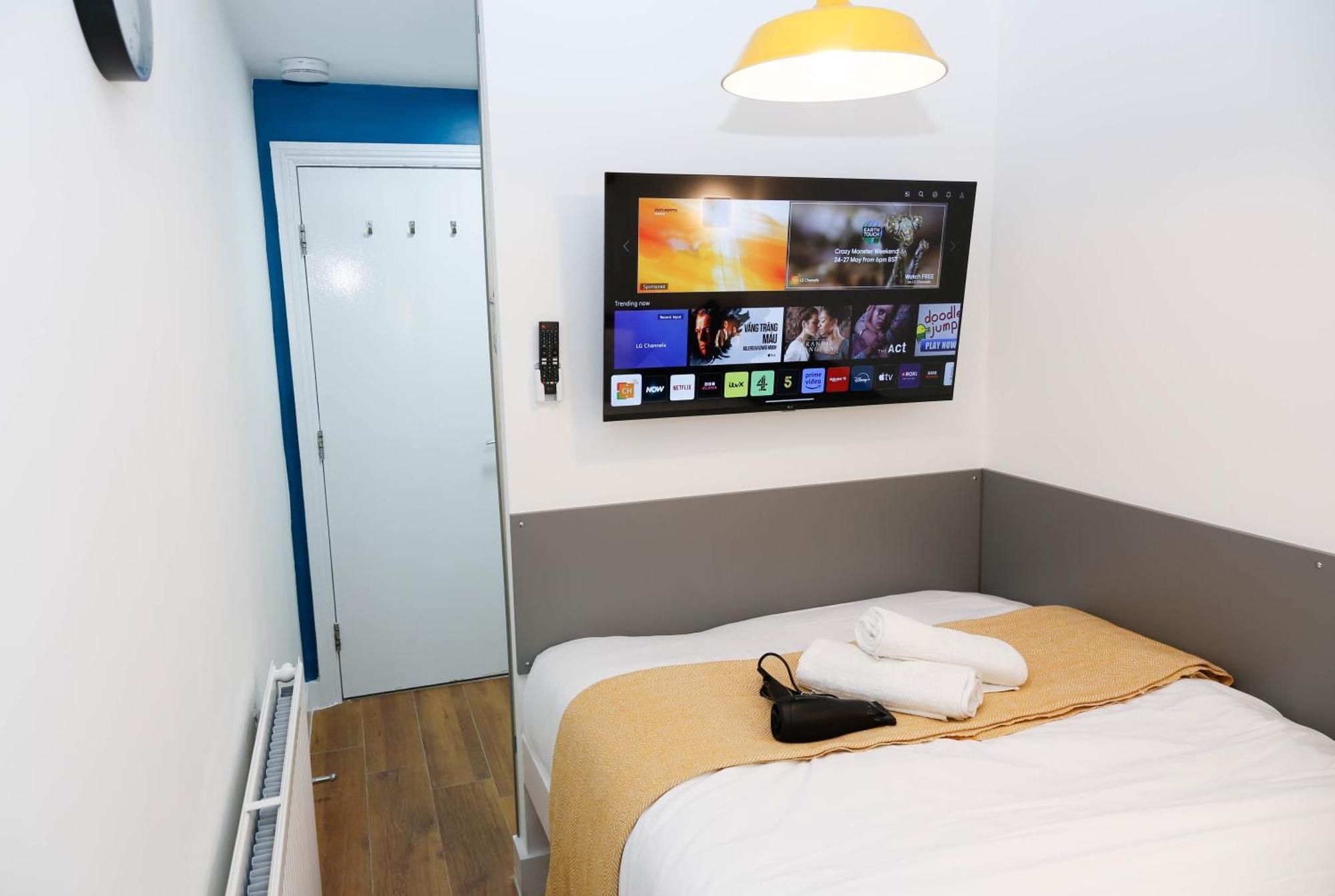 New Luxury In The Heart Of Next To Shops, Cafes, Bars & Metro With Shared Bathrooms Alloggio in famiglia Londra