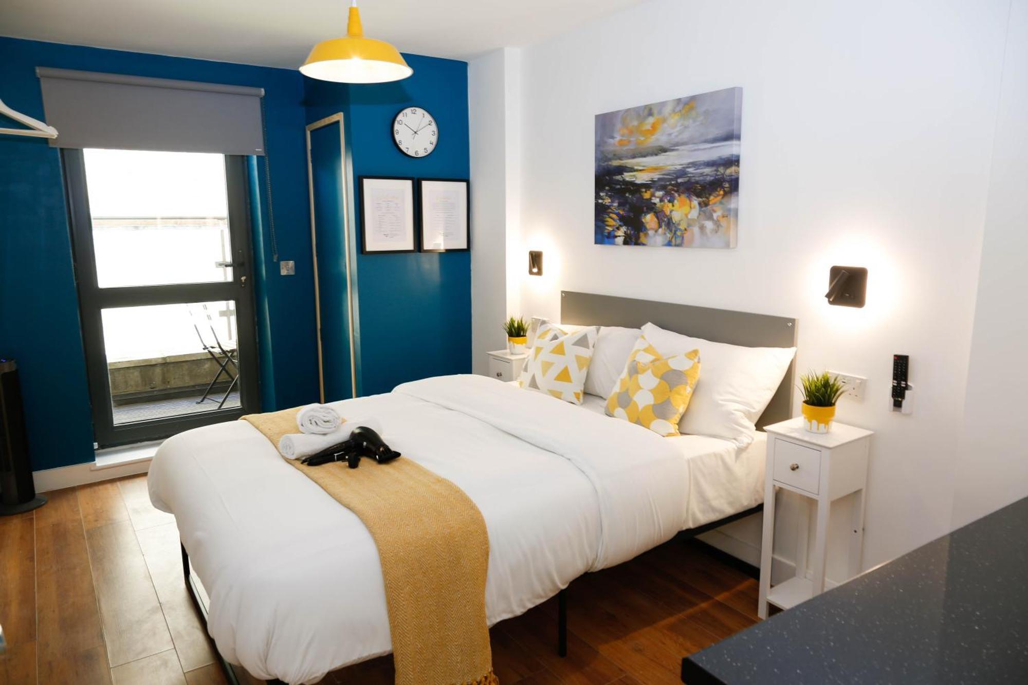 Alloggio in famiglia New Luxury In The Heart Of Next To Shops, Cafes, Bars & Metro With Shared Bathrooms