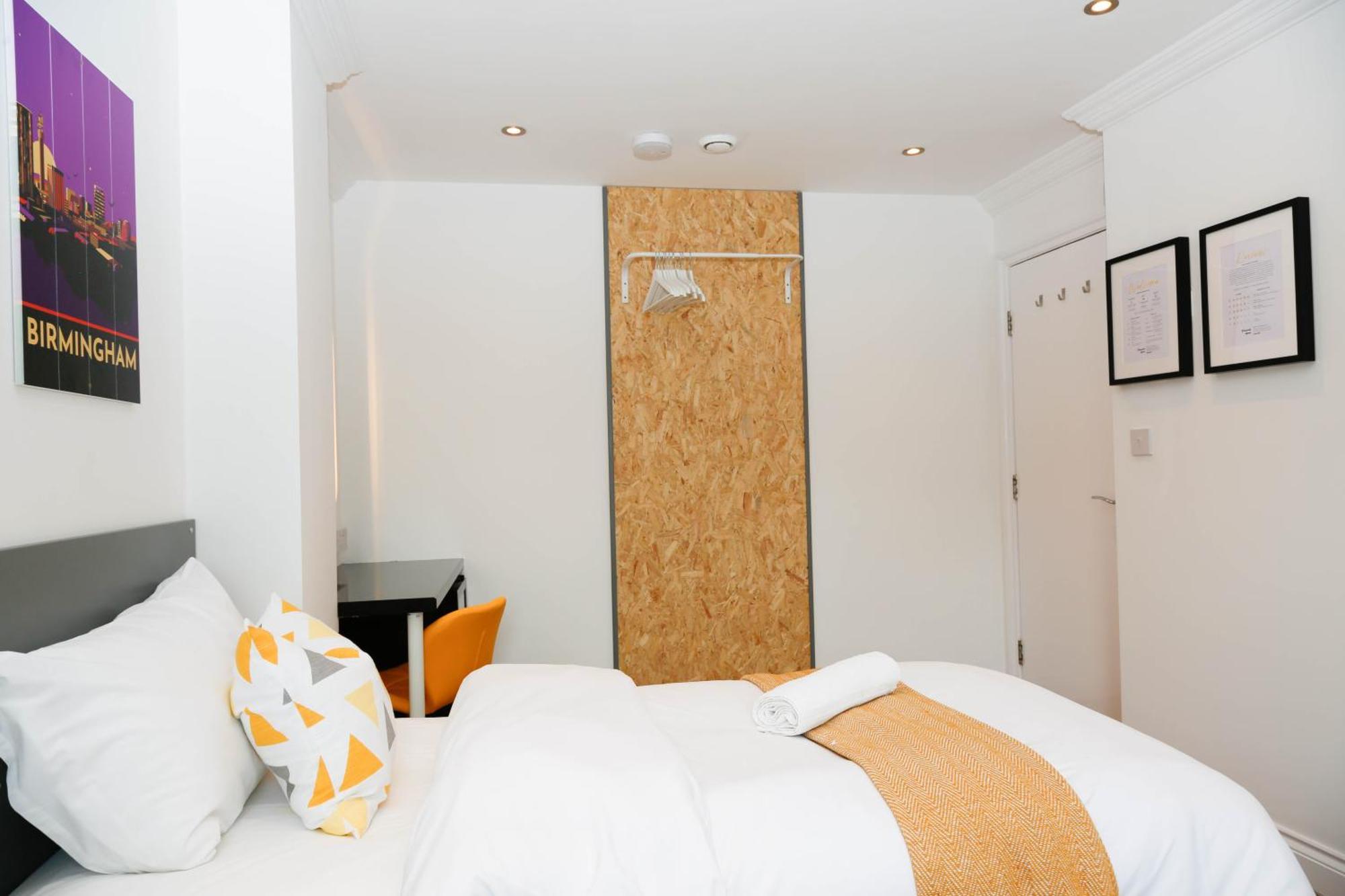 New Luxury In The Heart Of Next To Shops, Cafes, Bars & Metro With Shared Bathrooms * Londra