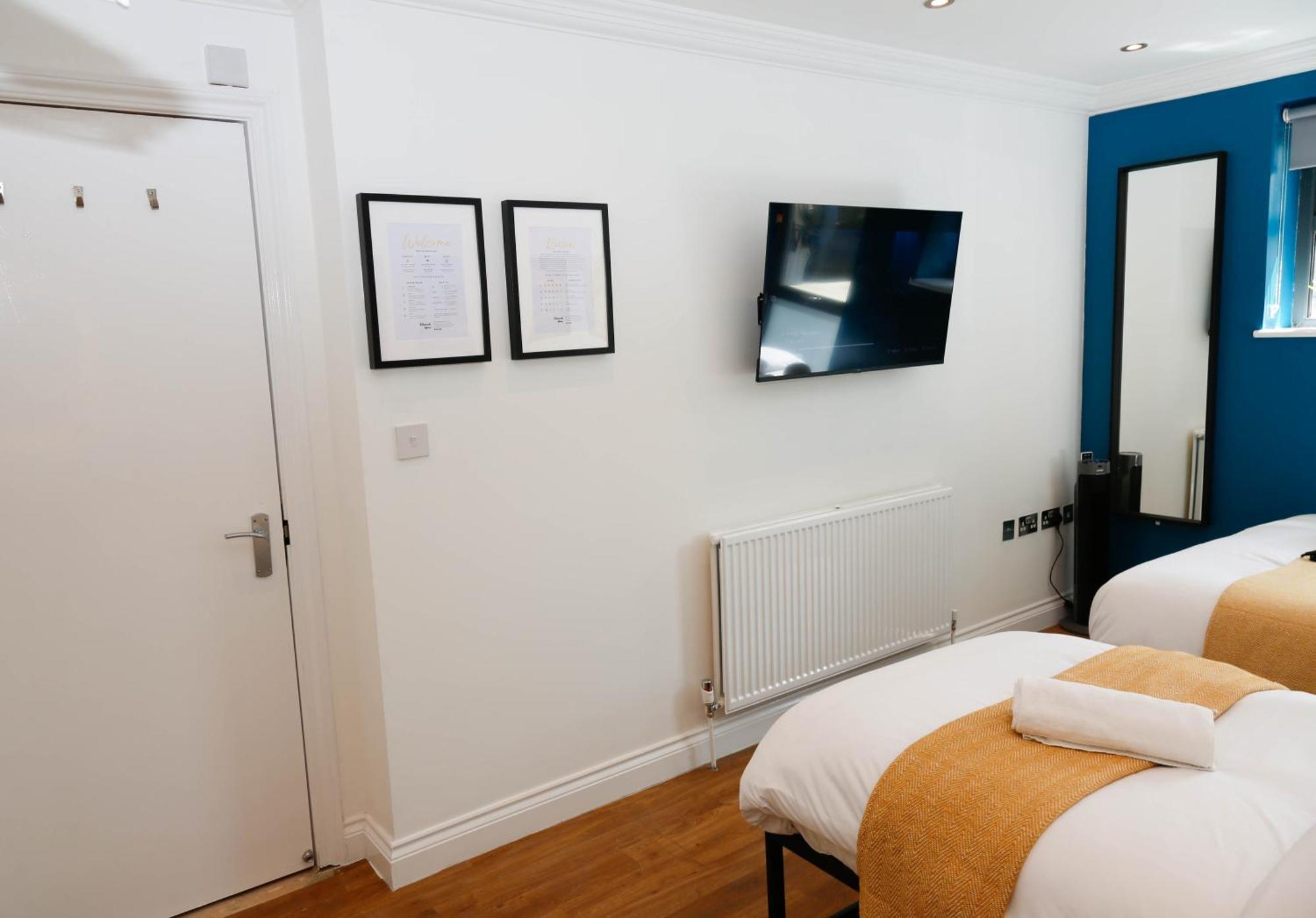 New Luxury In The Heart Of Next To Shops, Cafes, Bars & Metro With Shared Bathrooms Alloggio in famiglia