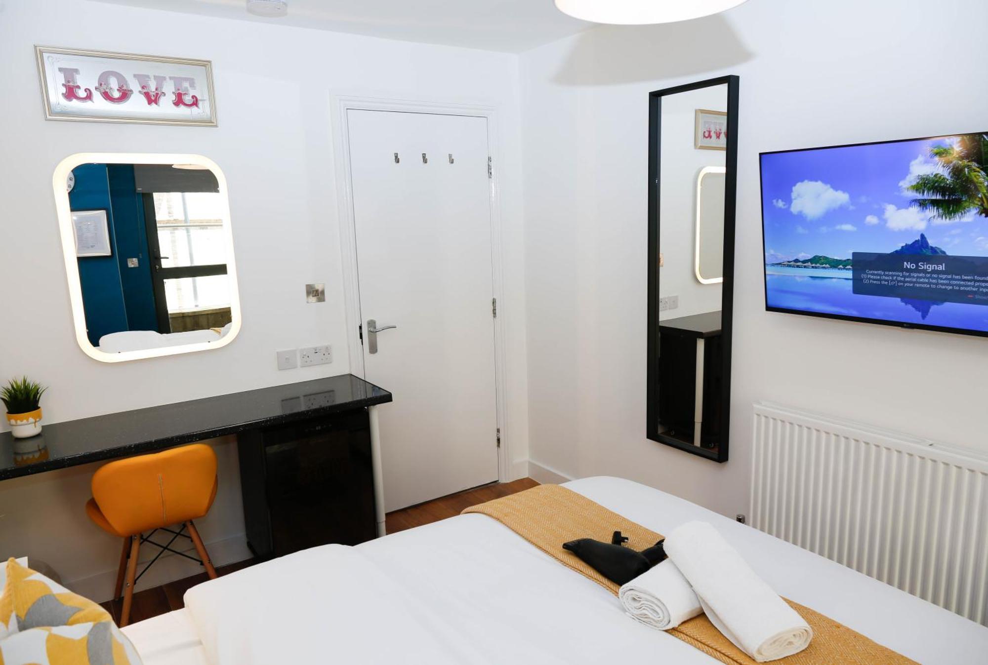 New Luxury In The Heart Of Next To Shops, Cafes, Bars & Metro With Shared Bathrooms Londra