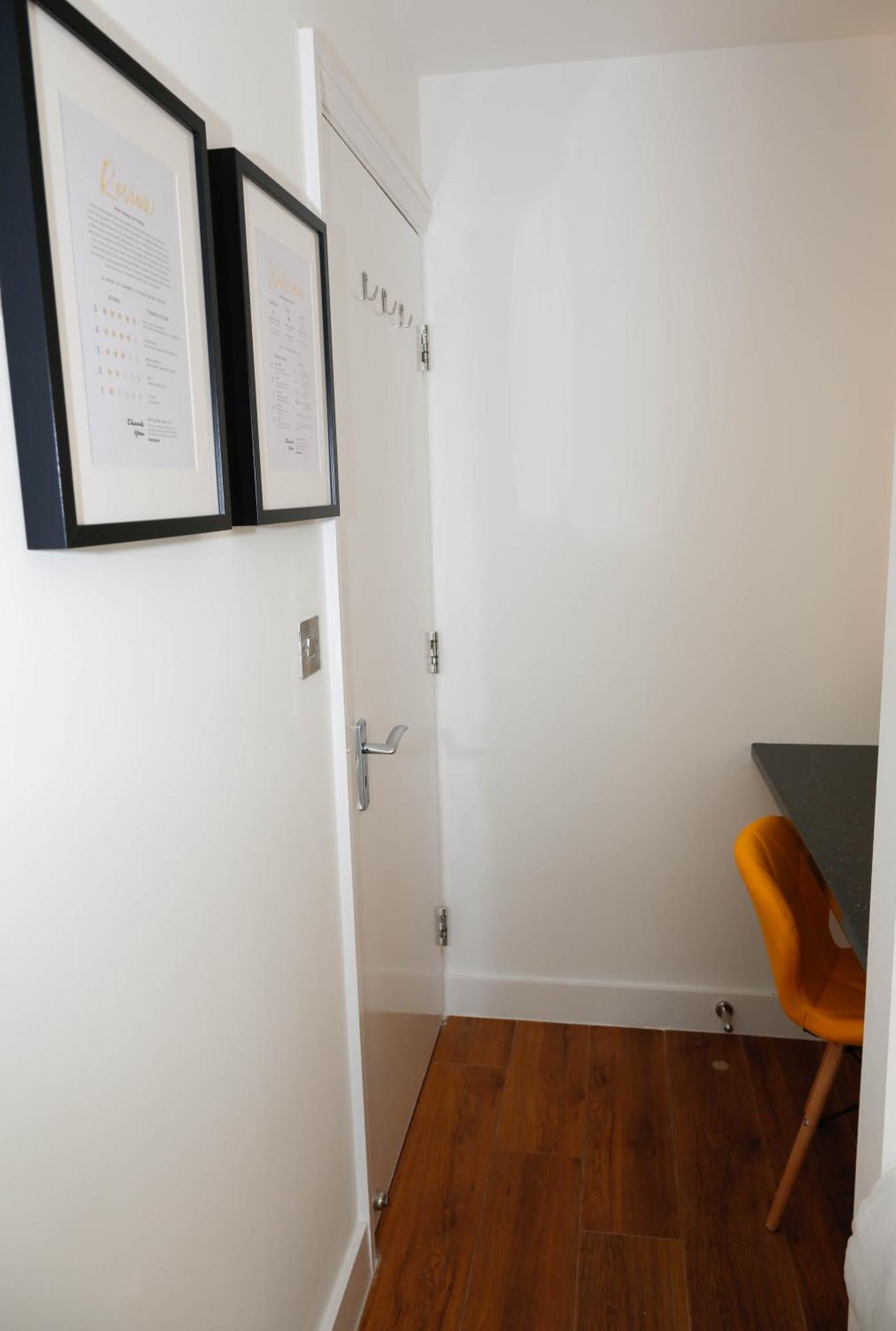New Luxury In The Heart Of Next To Shops, Cafes, Bars & Metro With Shared Bathrooms Alloggio in famiglia